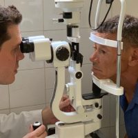 Movimentos ocularesServem para avaliar se os olhos estão alinhados. O paciente deve olhar em direções diferentes para que sejam observados os movimentos oculares.